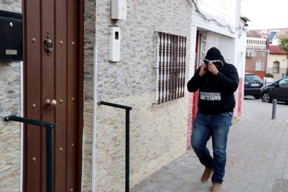 José Ángel Prenda se tapa la cara al llegar a la casa donde vive en un barrio sevillano. JOSÉ MANUEL VIDAL