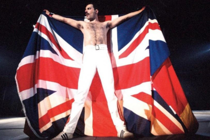 Freddie Mercury sostiene la bandera de Reino Unido durante un concierto con su grupo, 'Queen'.