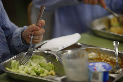 Un alumno leonés en el comedor de su centro educativo. ARCHIVO