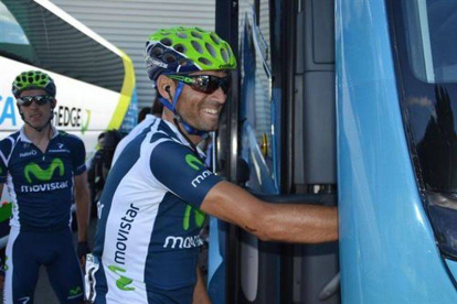 Alejandro Valverde sube al autobús del equipo Movistar.