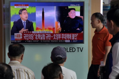 Ciudadanos surcoreanos siguen la noticia del ensayo nuclear de Corea del Norte en una estación de Seúl.
