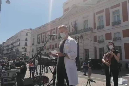 Un portavoz de los futuros residentes se dirigó ayer a los médicos en la Puerta del Sol. DL