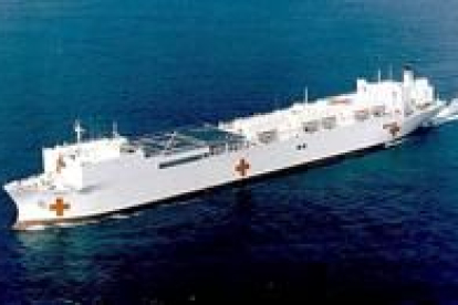 El barco hospital Comfort, con 1.000 camas de capacidad, se dirige hacia el Golfo Pérsico
