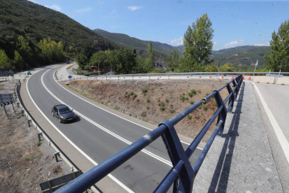 Actual Nacional 120 con dos carriles, a la salida del Bierzo en dirección a Galicia por la comarca de Valdeorras. ANA F. BARREDO