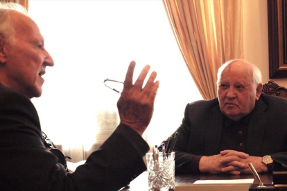 Werner Herzog y Mijaíl Gorbachov, en un fotograma del documental Meeting Gorbachev