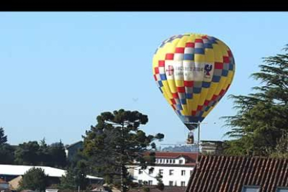 El siniestro tuvo lugar por la mañana, a las 9.30, cuando el globo, que volaba muy bajo, colisionó con la chimenea del polideportivo del Instituto Xelmírez I. La barquilla empezó a arder.