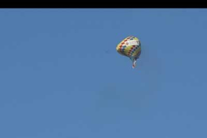 Una vez que los tripulantes se lanzaron por la borda, el globo siguió a la deriva. Su derrota terminó en el vecino municipio de Ames, enganchado a un árbol.