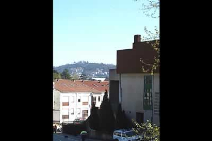 Rápidamente la policía y los bomberos acudieron al lugar de la caída.