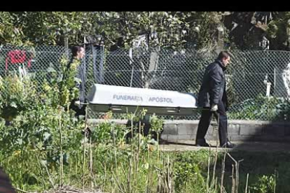 El primer cadáver apareció en un campo vecino al instituto.