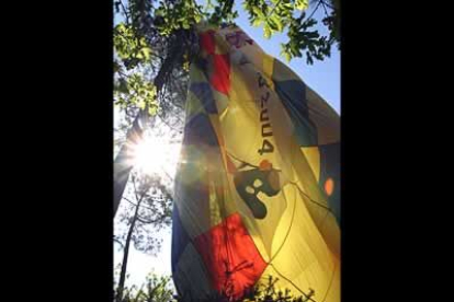 Los restos del globo aparecieron en un monte entre Aldea Nova y Bertamiráns, en el concello de Ames.