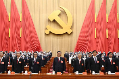 Xi Jinping y el Buró Político del PC chino ayer, en el Gran Salón del Pueblo en Pekín. XINHUA/LI XUEREN