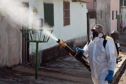 Un empleado fumiga contra el zika en Río.