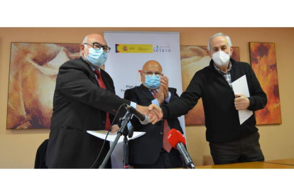 Rodríguez, Sánchez y Llorente, ayer tras la firma del convenio en Cabreros del Río. MEDINA