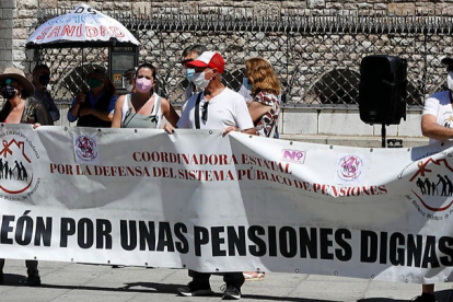Concentración de los pensionistas frente a Botines. MARCIANO PÉREZ