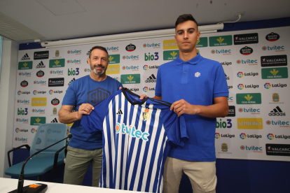 Jesús Fernández fue presentado como nuevo jugador de la SD Ponferradina. L. DE LA MATA