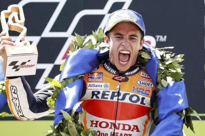 El piloto español Marc Márquez celebra en el podio su victoria en el GP de Cataluña. ENRIC FONTCUBERTA