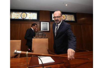 Integrantes de la Corporación por la calle del Reloj. L. DE LA MATA