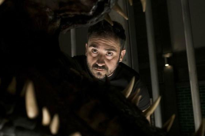 J.A. Bayona, en el rodaje de Jurassic World: el reino caído.