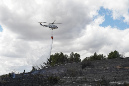 Intervención de un helicóptero de los servicios contraincendios en un incendio declarado en la provincia. MIGUEL F. B.