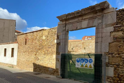 Detalle del cerramiento actual del solar arqueológico de Santa Marina. RAMIRO