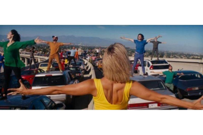 Un fotograma de la escena inicial de 'La La Land'.