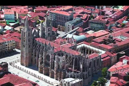 La fachada sur de la Catedral, con los arbotantes y el ábside a la vista, ofrece una de las más bellas imágenes de esta joya del gótico y orgullo del leonés