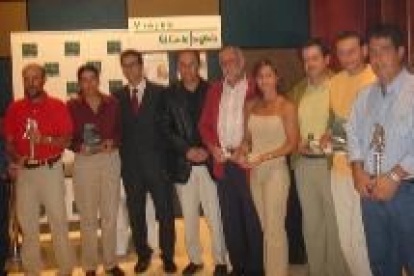 Los primeros clasificados posan con sus trofeos en una sala del hotel AC de Ponferrada
