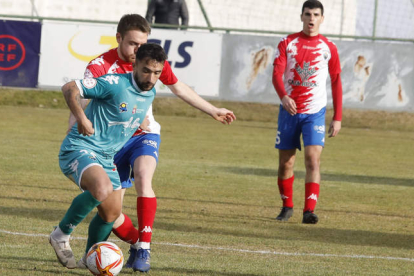 Javi Amor firmó los tres goles del equipo maragato frente al vallisoletano. MARCIANO PÉREZ