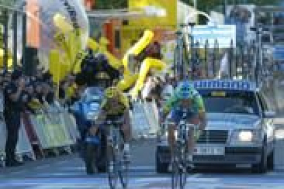 Botero se proclama vencedor en la meta de León de la Vuelta Ciclista