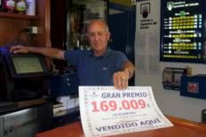 El propietario del bar Las Eras de Camponaraya, posando ayer con el cartel anunciador del premio