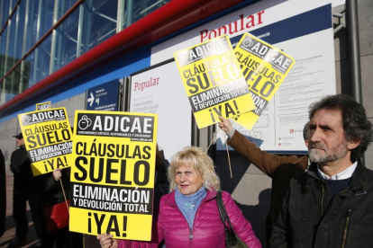 Miembros de Adicae se manifiestan en Madrid por las cláusulas suelo.