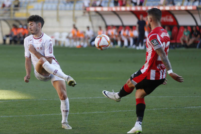 Aarón Piñán trata de interceptar el despeje del jugador riojano David Ramos tras un balón colgado desde el centro del campo culturalista. FERNANDO OTERO