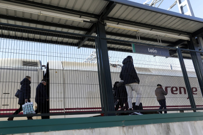 Viajeros en la estación de León en una imagen de archivo. MARCIANO PÉREZ