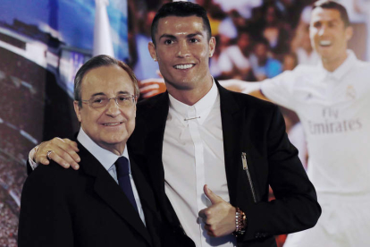 Florentino Pérez junto a Cristiano Ronaldo cuando jugaba en el Real Madrid. SERGIO BARRENECHEA