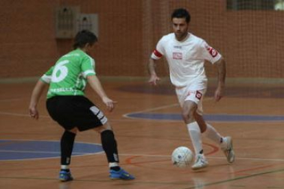 Toni, a la derecha, volverá a ser una de las piezas clave del equipo leonés frente al conjunto vigué