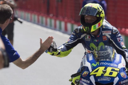 Valentino Rossi es felicitado por Lin Jarvis, jefe de Yamaha, tras conseguir la 'pole position' en Mugello con la ayuda de Maverick Viñales.