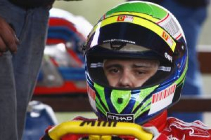 Massa, equipado con su casco de F-1, a los mandos de un kart rojo.
