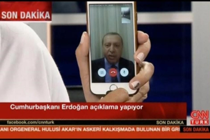Erdogan durante el mensaje que envió a los turcos a través de Facetime.