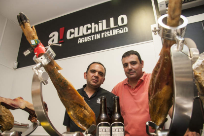 Agustín Risueño cortará el mejor jamón en A! Cuchillo y Sergio Pérez continúa elaborando las tres variedades de Brew Indie, la mejor cerveza de León.