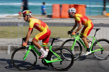 Purito y Valverde, en pleno entrenamiento por el circuito de la prueba olímpica de ciclismo de carretera.