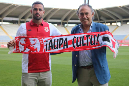 Ander Vitoria, a la izquierda, durante la presentación efectuada ayer como jugador de la Cultural y Deportiva Leonesa. CYDL
