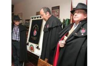 El presidente de la Cofradía del Botillo fue nombrado cofrade de honor