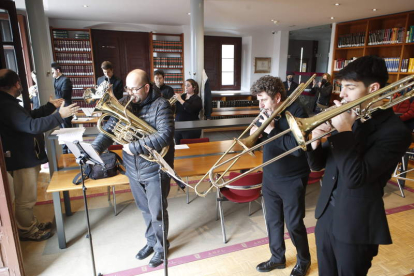 La banda de vientos de las Juventudes Musicales, ayer, tocando en el Archivo Histórico. RAMIRO