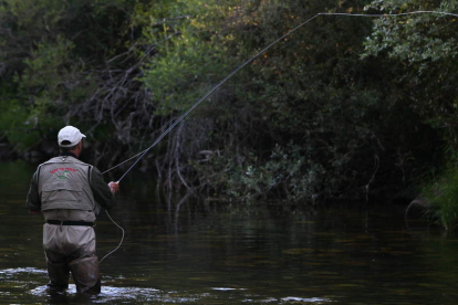 Un pescador en uno de los ríos de León. La pesca sin muerte ha abierto la polémica.