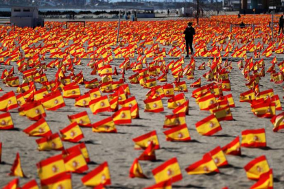 La playa de La Patacona del municipio valenciano de Alboraya ha amanecido este domingo con 53.000 banderas de España. MANUEL BRUQUE