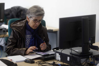 Una mujer en un curso de manejo de las TIC. FERNANDO OTERO