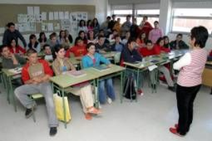 Un grupo de secundaria escuchan a la profesora durante una clase en un centro gallego