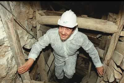 Nacido en Madrid el 1 octubre de 1947, estudió Ingeniería de Caminos, Canales y Puertos en la Escuela Técnica Superior de la capital.