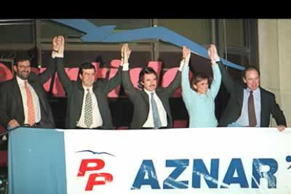 En el Congreso del PP de 1990 se convierte en el número 2 del partido tras Aznar. Precisamente, las victorias de ambos políticos han estado relacionadas y las elecciones de 1996 supusieron el triunfo de Aznar y la confirmación de Cascos.