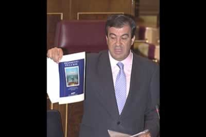 El 27 de abril de 2000 fue nombrado ministro de Fomento. Comenzaba su último mandato, donde el Prestige salpicó su popularidad.